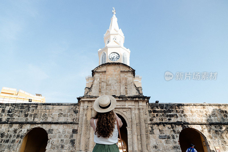 女孩在拍摄Puerta Del Reloj塔